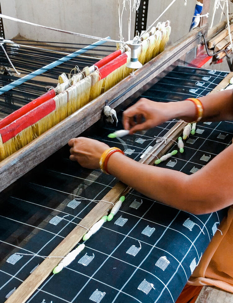 PILGRIMS, WEAVERS, AND SAINTS: THE WOMEN OF MAHESHWAR, INDIA